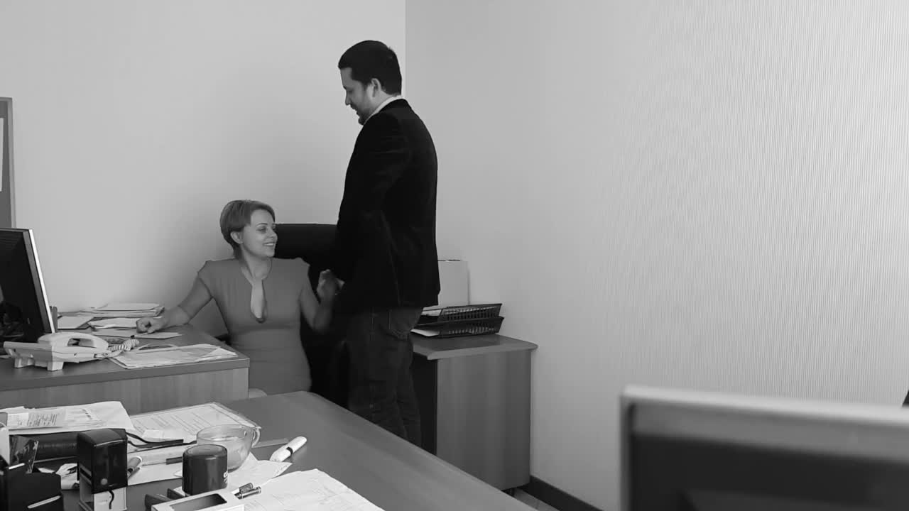 Парень в офисе трахает секретаршу в чулках и кончает на большие дойки