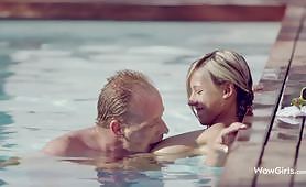 Сисястая блондинка шлюха и массивный мужик с толстым членом интенсивно трахаются в общественном бассейне, занимая несколько горячих позиций
