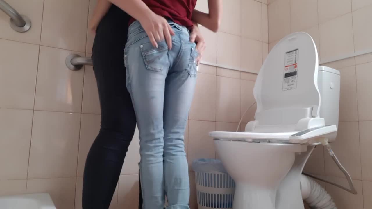 vaimo seksi wc: ssä