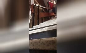 בלם לטינה מחוספס תוצרת בית מקבל מדרגות בנייה ציבורית מהירה הארדקור בעמידה עמדה לזיון ליד השכן עם מצלמה נסתרת